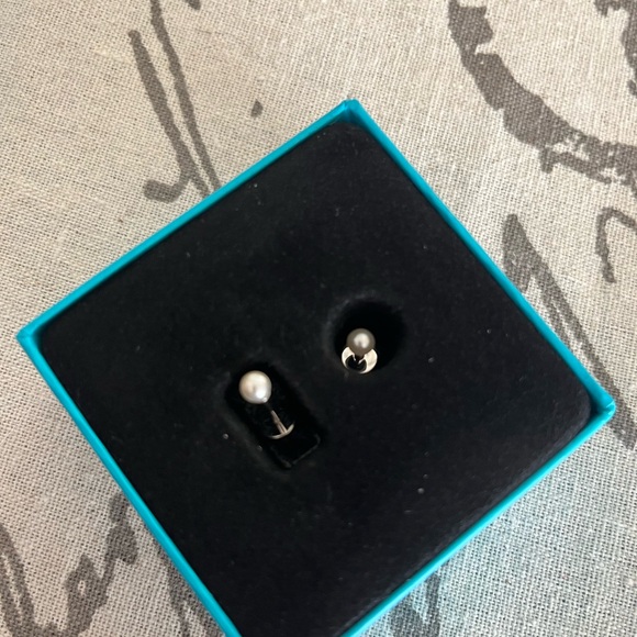 Pearl Comfy Earrings - Picture 5 of 10